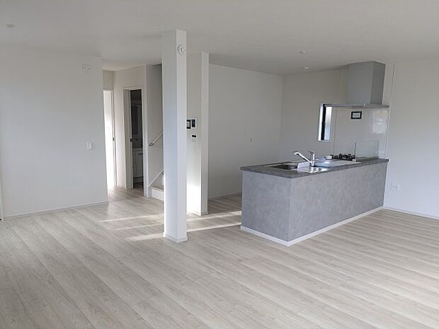 【居間・リビング】1階 22.1帖LDK 間仕切り対応可スペースあり♪ W.I.Cを配置♪ 床下収納あり♪