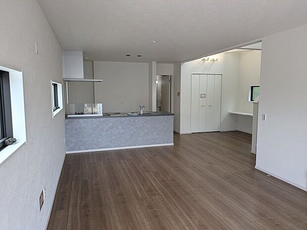 【居間・リビング】1階 22.7帖LDK。