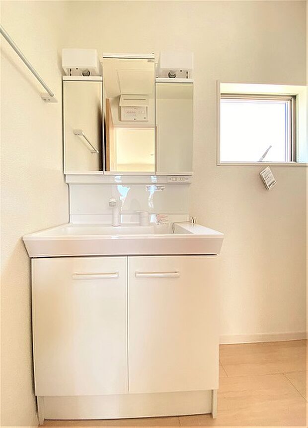 【独立洗面台】同仕様写真。三面鏡タイプの洗面台。鏡裏は収納スペース。インナーホース式のシャワーノズル。シンク下も収納できます。洗面室は可動棚付き♪