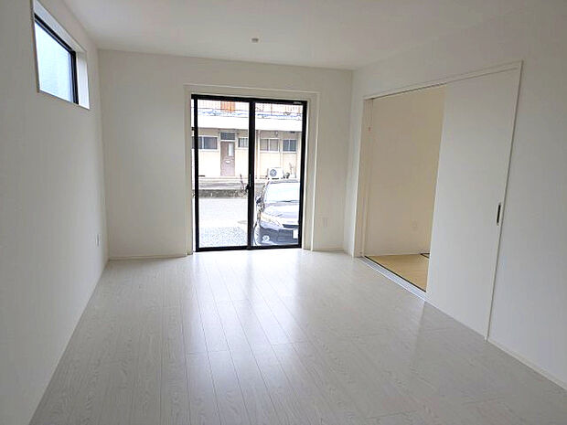 【居間・リビング】リビング横には4.5帖和室あり♪