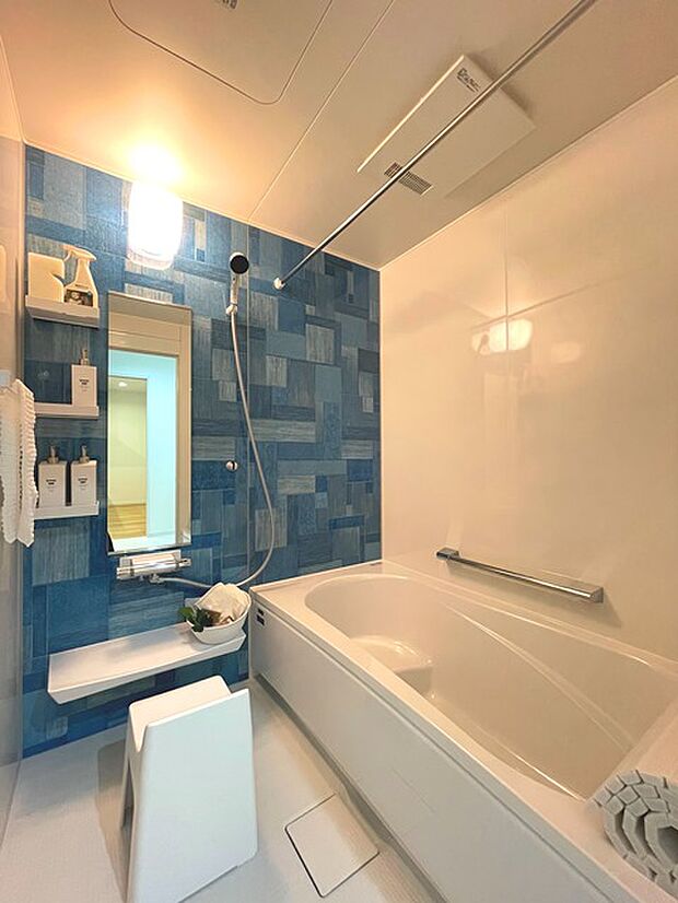 【バスルーム「リラクシア」タカラスタンダード】同一仕様　タカラ独自の「ホーロー」は、表面がガラス質のため、汚れがついても落ちやすく、カビ菌もガードし、傷もつきにくくなっています。お掃除のしやすさを追求した素材のため、入浴後にシャワーとスポンジで軽くこすり流すだけで、清潔さを長く保てます。浴室周辺に厚い保温材が施されており、暖かさをキープできます。壁はマグネットが付き、遊びや収納に活用できます。※浴室換気乾燥機付き※実際のものとは異なります。