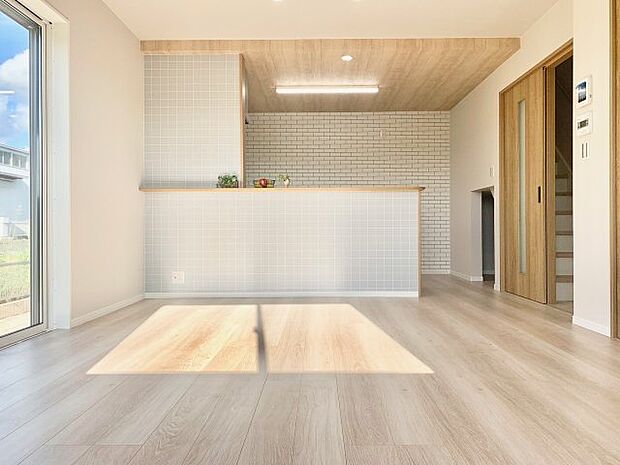 【居間・リビング】【１階　17帖LDK】※同仕様写真。 リビング収納あり♪　キッチンにはパントリーあり♪ パントリーは、小物が多いキッチンに最適！扉付きで転倒防止になり、すっきり隠せます。