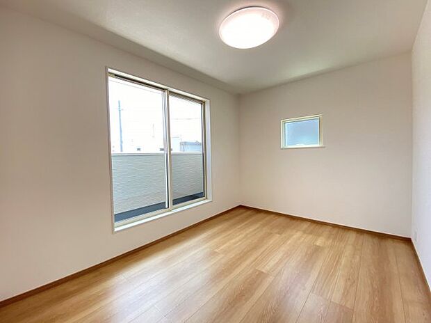 【洋室】【洋室】※同仕様写真。 1階洋室、2階主寝室は6帖。2階には将来2部屋に出来る5帖+4.5帖洋室あり♪2面に窓があるので換気も十分にできます！