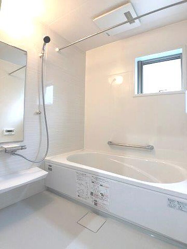 【風呂】【浴室】※同仕様写真。 ホーロー加工された1616サイズの浴室。傷がつきにくく、汚れも落ちやすく、キレイが長続きします。