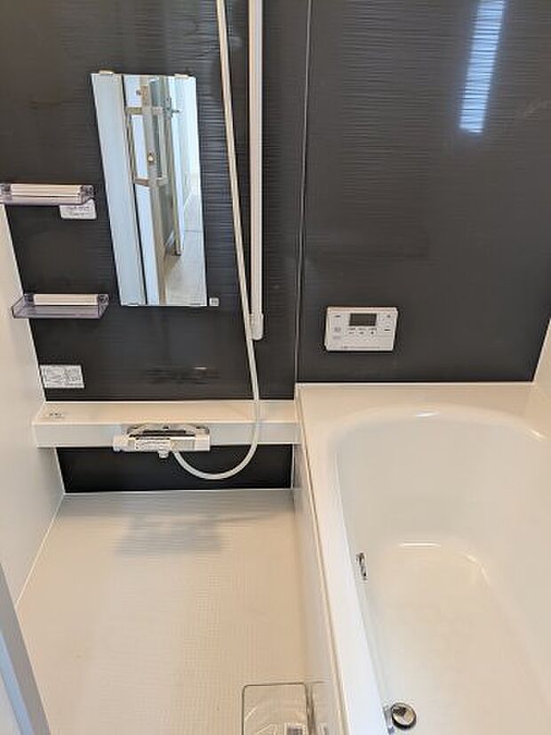 【風呂】同仕様写真。床は水はけが良く、キレイで滑りにくい。節水効果有のシャワーヘッド。浴槽内ベンチ有。浴室乾燥暖房機付。