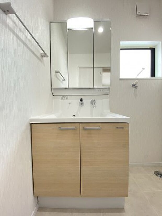 【風呂】ホーロー加工された1616サイズの浴室。傷がつきにくく、汚れも落ちやすく、キレイが長続きします。　※同仕様写真。