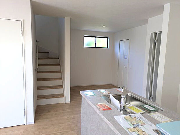 【居間・リビング】キッチン横　4.1帖の間仕切り対応可スペース。W.I.C付♪