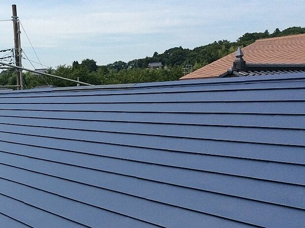 【屋根・ガルバリウム鋼板葺】【同一仕様】『アイパッソの家』の屋根はデザイン性の高いガルバリウム鋼板葺を採用しています。金属の屋根なので軽くて丈夫で耐震性に優れています。金属板同士を咬み合わせた施工なので風災にも強くなります。ガルバリウム鋼板の場合、熱を反射やすく、屋根表面や屋内温度の上昇を抑制でき、室内温度の急上昇を抑えられます。サビが付きにくく耐久性が高いため、短期的なメンテナンスも不要です。※実際のものとは異なります。