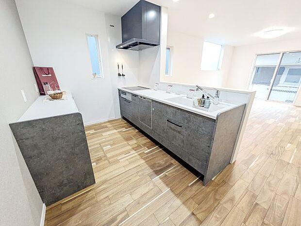 【キッチン】広々キッチン♪カップボードも完備♪