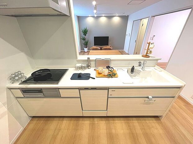 【キッチン「オフェリア」タカラスタンダード】【同一仕様】天然素地が持つ風合いを美しく再現しながら使い勝手にも磨きがかかったスタイリッシュなキッチン。タカラ独自の「ホーロー」を採用。衝撃や摩耗に強いので傷がつきにくい。酒や醤油などの調味料の汚れや家庭用薬品に対しても強い耐性があります。耐水性もあるので、水廻り設備と相性も良く、お手入れしやすく、清潔さを長く保つことができます。※食器洗乾燥機付き※実際のものとは異なります。