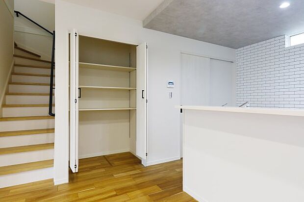 【収納】【扉付き収納】 リビングには、日用品や掃除用具などをスッキリ収納できる扉付きの収納スペースを設けています。見た目をすっきり保ちながら、生活感が出やすいアイテムも隠せるので、来客時も安心です。