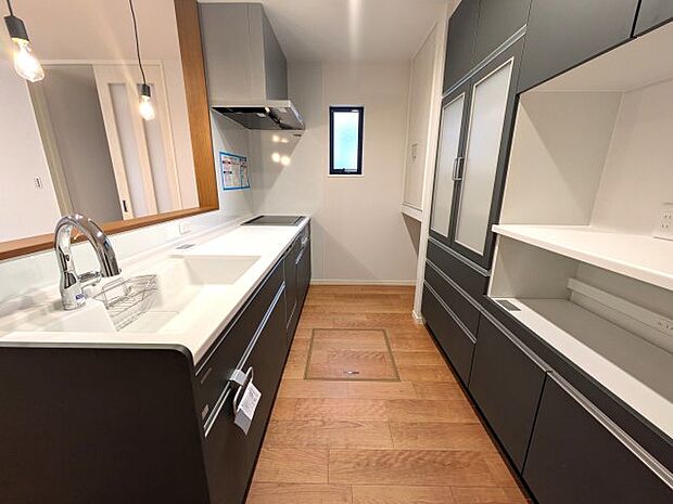 【キッチン】【キッチン】 忙しい毎日にうれしい、食洗機付き! 共働きのご夫婦にもおすすめの時短アイテムです。