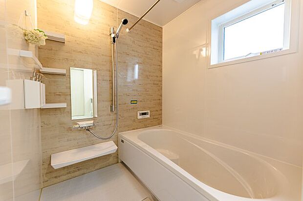 【風呂】【浴室】※同仕様写真。 ホーロー加工された1616サイズの浴室。傷がつきにくく、汚れも落ちやすく、キレイが長続きします。金属の壁なのでマグネットアイテムで浮かせる収納♪