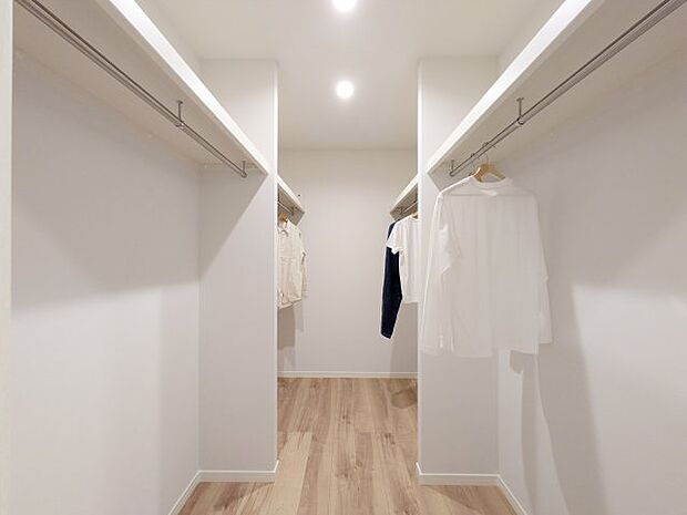 【ウォークインクローゼット】【W.I.C】※同仕様写真。 2階6帖主寝室のW.I.C。大容量の3帖W.I.Cです!