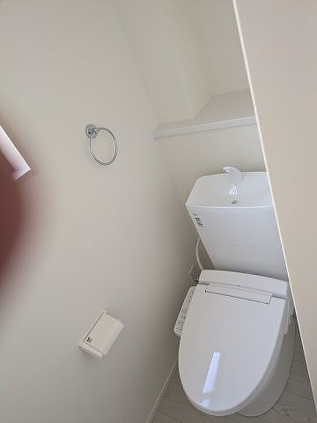 【トイレ】便器のフチをなくし、掃除がグンと楽に。節水仕様でしっかり洗浄できます。環境にやさしく、しかも経済的