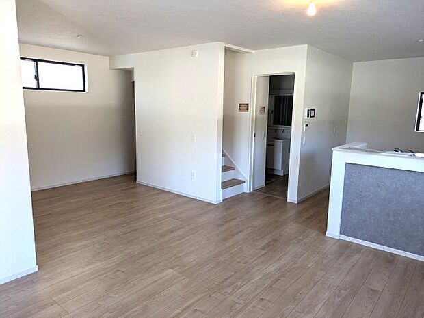 【居間・リビング】リビング階段♪　ファミリーウォークインクローゼット付き♪　床下収納あり♪