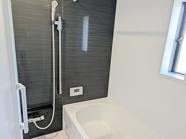 【風呂】床は水はけが良く、キレイで滑りにくい。節水効果有のシャワーヘッド。浴槽内ベンチ有。浴室乾燥暖房機付。