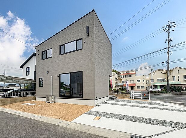 ◆2号地　外観・駐車場◆
東南角地で陽当たり良好！リビングも南向きで陽光がたっぷり入る明るい空間になっています。
駐車スペースは広々3台駐車可能です！