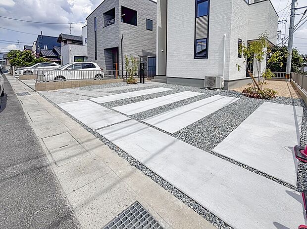 ◆外観・駐車スペース◆
駐車スペースは、並列で最大3台駐車可能。