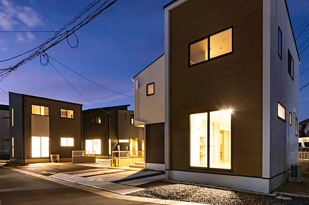 ◆5号地／外観・夜景◆
洗練されたデザイン住宅が並ぶ落ち着いた街。夜になると家々の灯りが優しく輝き、家族の温もりを感じるひとときを演出します。