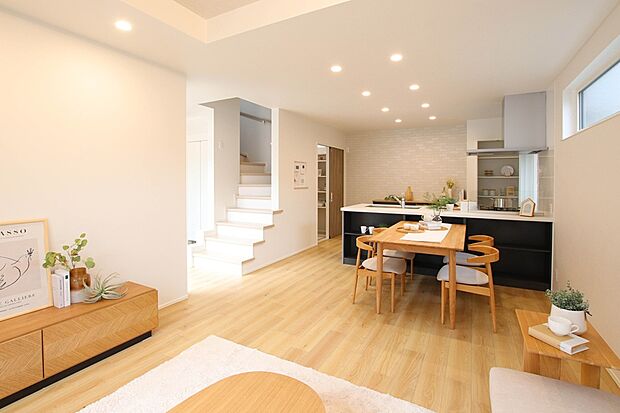 ◆3号地　LDK◆
玄関⇔洗面⇔キッチン⇔リビングがぐるっと回れる回遊動線。タイパを考えた家事ラクになれる間取りです。