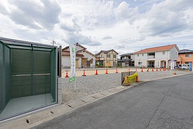 ◆現地土地写真◆
現地分譲地の様子。分譲地内には専用ゴミステーションを設置し、日々の暮らしやすさにも配慮しています。