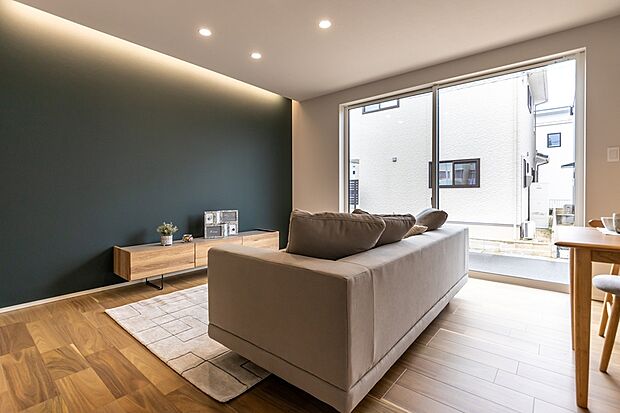 【◆2号地／LDK◆】マットな質感が特徴でモダンな印象のダークグリーンのクロスがアクセントのLDK。森の緑をイメージしたアクセントカラーでコーディネートしました。