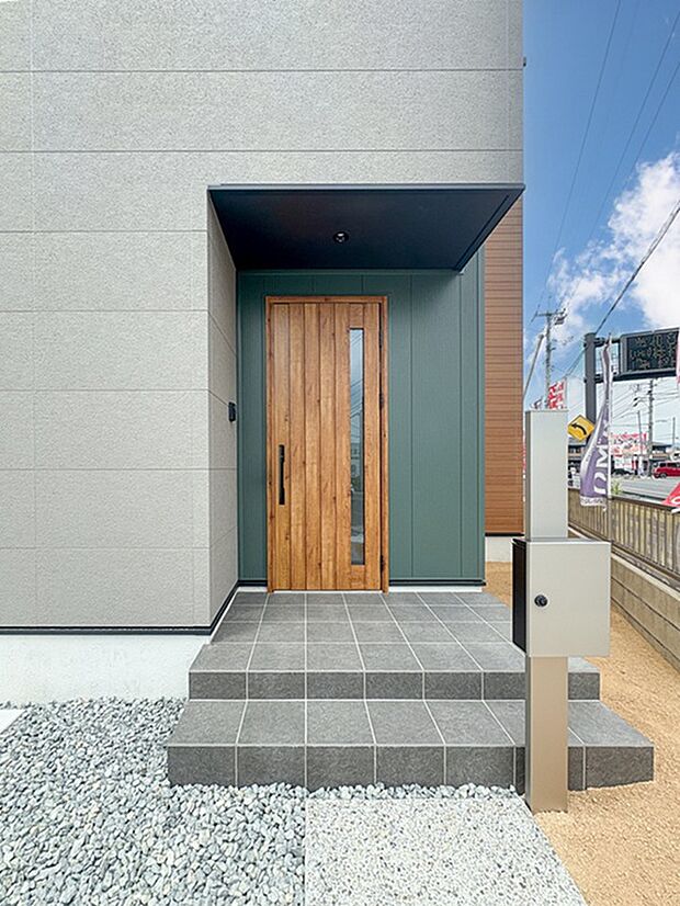 【◆2号地　玄関◆】ディープグリーンのサイディングをアクセントになった、スタイリッシュな玄関。