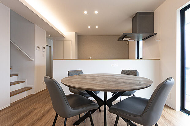 【◆LDK　ダイニング・リビング階段◆】リビング階段があることで、家族とのコミュニケーションが取りやすくなります。ダイニングセット付きで即入居可能！