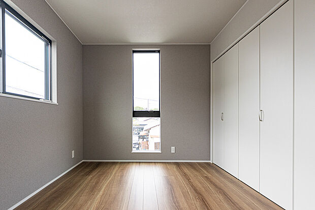 【◆主寝室◆】落ち着いた雰囲気の主寝室。大容量の壁一面のクローゼットは家族の衣類などをたっぷり収納できます。