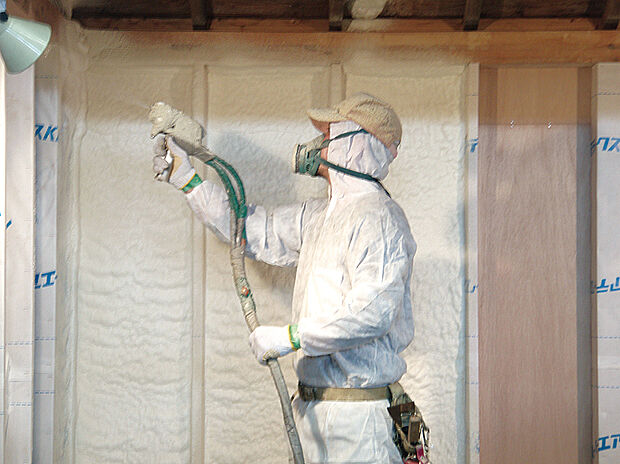 【【吹付断熱材】】吹付断熱は、施工しやすく、技量によって隙間ができてしまうことがない工法です。
断熱性を高めることで、冷暖房の温度設定や使用時間など節電しながら快適に過ごすことが出来ます。