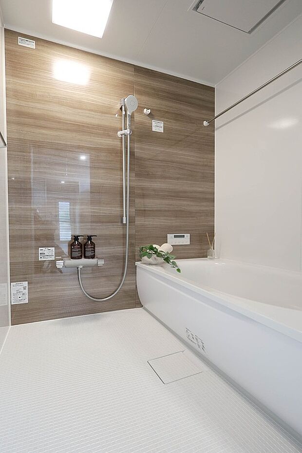 【【浴室】TOTO　サザナ】暖かさを保つ魔法びん浴槽の浴室。床は入った瞬間から心地よく、乾きやすくお掃除もラクラクなほっカラリ床です。（3号地写真）