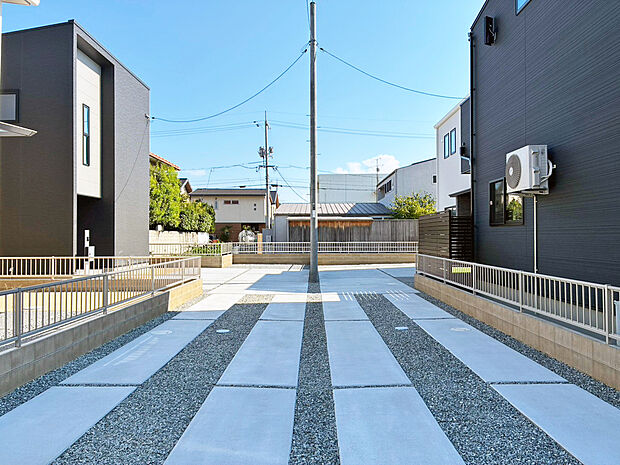 【◆2号地 駐車場◆】ゆとりある駐車スペースを確保し、車最大4~5台まで駐車可能。ご家族で複数台所有される場合はもちろん、来客時にも便利で、毎日のカーライフを快適にサポートします。