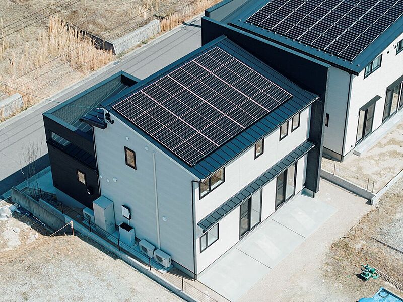 太陽光パネルの設置する屋根にも、効率とデザインに工夫