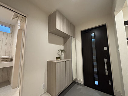 住まう人も来客も入った時にワクワクさせてくれるオシャレな玄関
