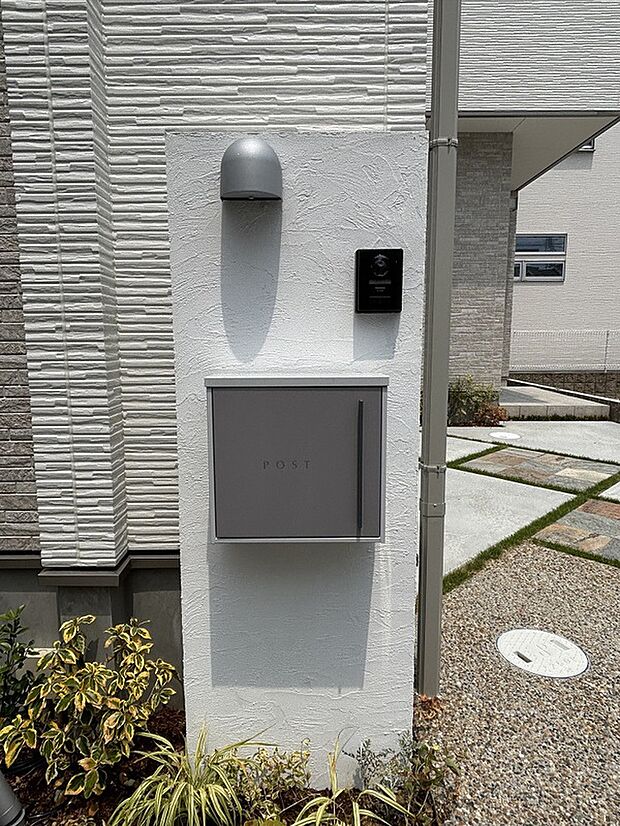 【門柱】当社オリジナルの門柱にはマックスノブロック社のポストを設置。お客様のお名前を彫り込んだガラス製の表札を作成いたします。