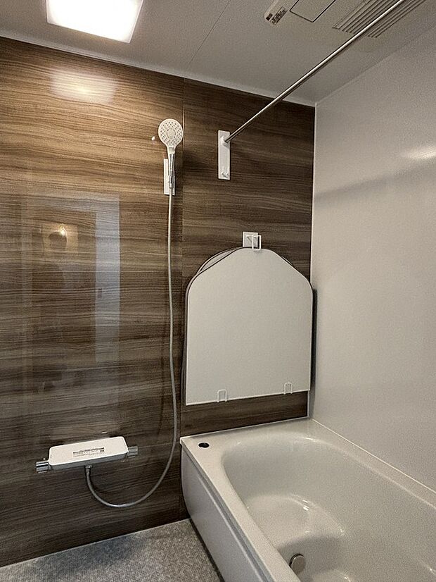 【浴室】TOTOサザナ、1616サイズの浴室。シャワーフック、風呂ふたフックなどはマグネットでついているので、お掃除ラクラク。