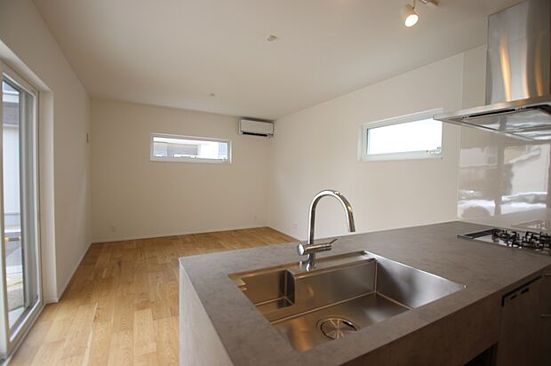 【リビングダイニング】キッチンから見渡せる縦長リビング。外部とつながる掃き出し窓は電動シャッターつき。ボタン1つで開閉ラクラク。