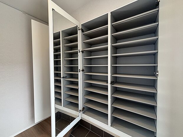 【シューズボックス】3枚扉で大容量のシューズボックス。家族全員の靴が余裕で入ります。