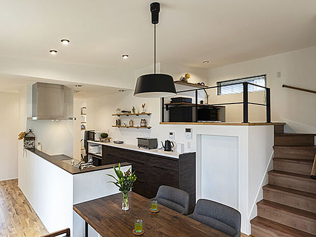 【【プラン例】】キッチンのそばに設けたロフトの書斎。書斎をロフト化することで、LDKとつなげつつも適度な距離感を保つこともでき、こもり感を得られます。