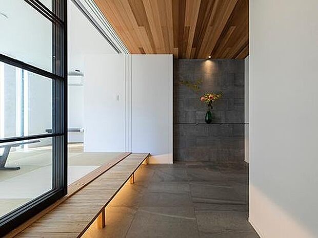 【【プラン例】】磁器タイル敷きの広い玄関ホール内縁を設けたのもお客様をもてなすポイントのひとつ。インテリアコーディネーターでもある奥様が空間を彩る。