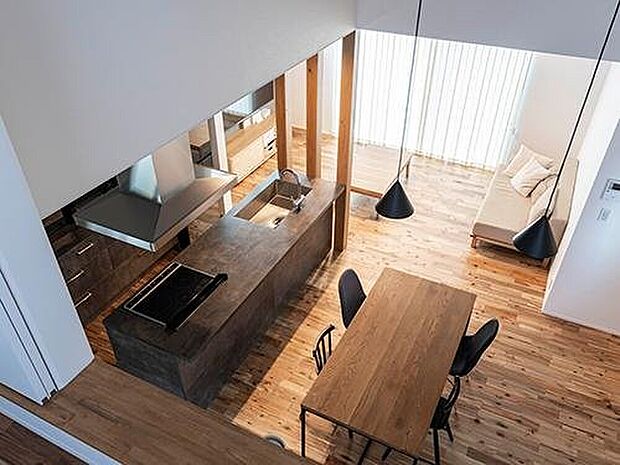 【【プラン例】】ロフトからLDKを見下ろす。ロフトにいても家族の存在を近くに感じjることができる。LDKの床材は無垢のアカシアを採用。