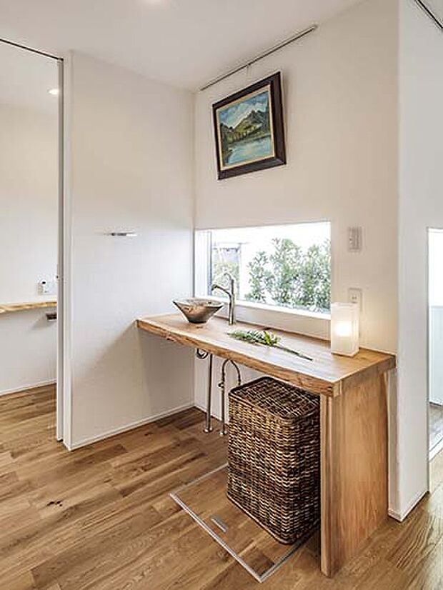 【【プラン例】】自然光でメイクができるもう一つの洗面台。娘さんが帰省した時に並んで使えるようにゆったりとしたつくりに。