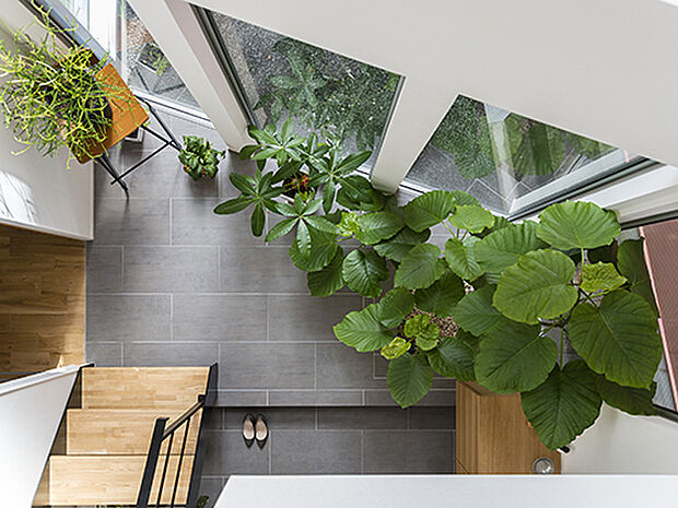 【【プラン例】】唯一抜けのある敷地の東角に大きな開口部を設けて光を取り入れている。生活の場ではないことから、子の窓にはカーテンやスクリーンを付けず、開放感を存分に楽しんでいる。