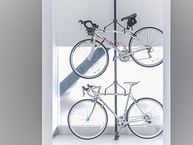 【【プラン例】】すっきりとした空間構成ながら、随時に個性が表現されている一邸。その一つが玄関ホールの2台のロードバイク。