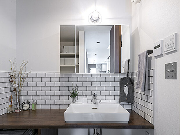 【【プラン例】】ニューヨークの地下鉄をイメージした白いタイルはキッチンとおそろいに。洗面室はシンプルなスクエア形にしてすっきりまとめました。