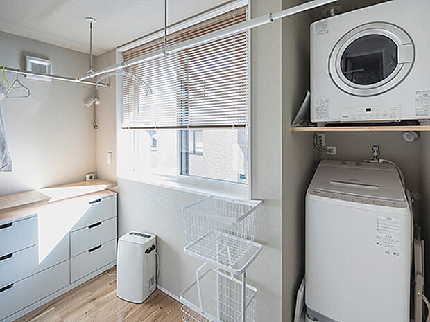 【【プラン例】】衣類を脱いだら洗濯機に入れて、隣の浴室へ。洗った衣類は南の窓から光そそぐ室内に干し、乾いたらここに収納できる。