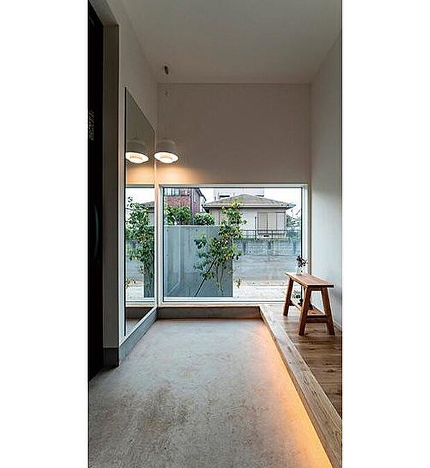 【【プラン例】】玄関にはたっぷりの採光が取れるFIX窓。姿見鏡に照明を映すことで間接照明の役割も。歩道側からは窓が見えにくい目隠しの工夫も。