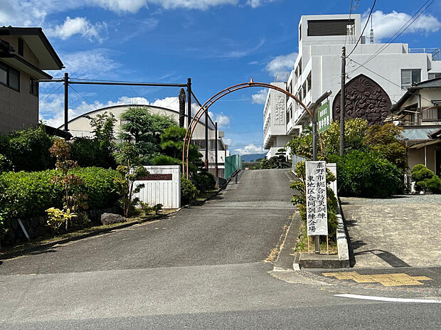 秦野市立東中学校（約2,500m）