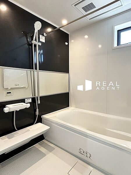 窓付きで明るい浴室換気乾燥機付きバスルームで一日の疲れを癒す快適な空間を。
お手入れ簡単！ちょっと広く感じる設計。
足を伸ばしてリラックスして下さい。